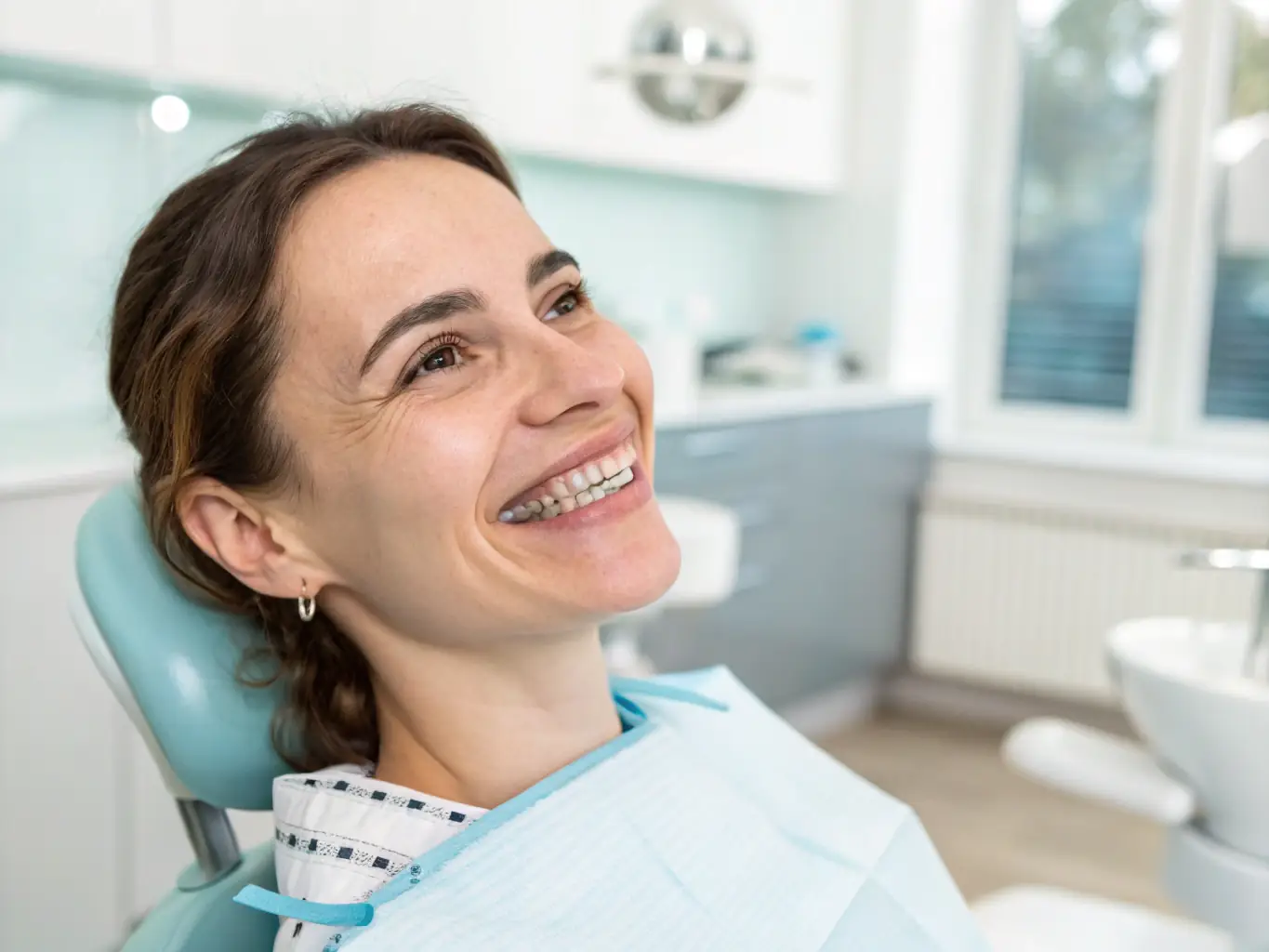 A patient wearing clear aligners, smiling comfortably and confidently. The image emphasizes the discreet nature of modern orthodontic treatments and the positive impact on the patient's smile and self-esteem.